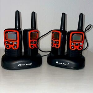4 Idland walkie talkies with 2 charging stands